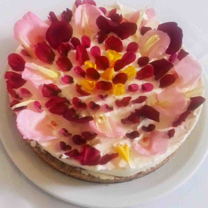 Meeting rooms with food - Cheesecake with edible flowers